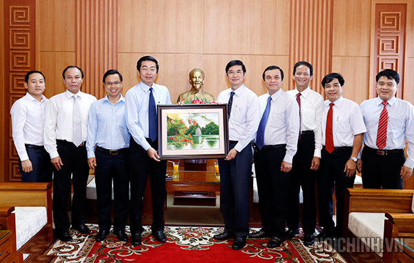 Đồng chí  Võ Văn Dũng Ủy viên Trung ương Đảng, Phó trưởng Ban Nội chính Trung ương và Đoàn công tác chụp ảnh lưu niệm với Thường trực tỉnh ủy Quảng Nam