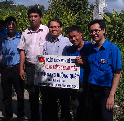 Đại diện Cấp ủy Chi bộ Ban Nội chính Tỉnh ủy bàn giao công trình cho lãnh đạo xã Xuân Thọ 1, TX Sông Cầu