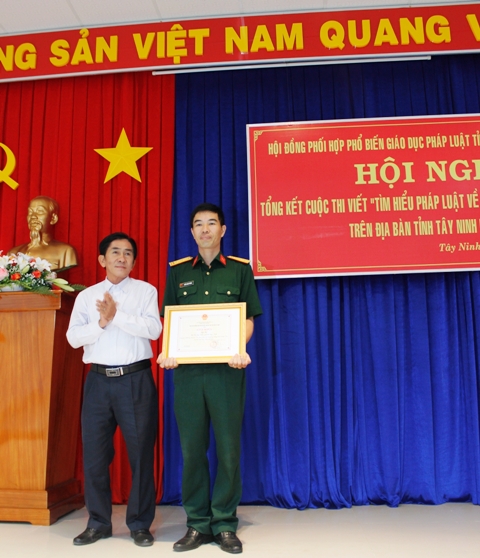 Ban Tổ chức Cuộc thi đã trao Giấy khen cho cá nhân có bài dự thi đạt chất lượng