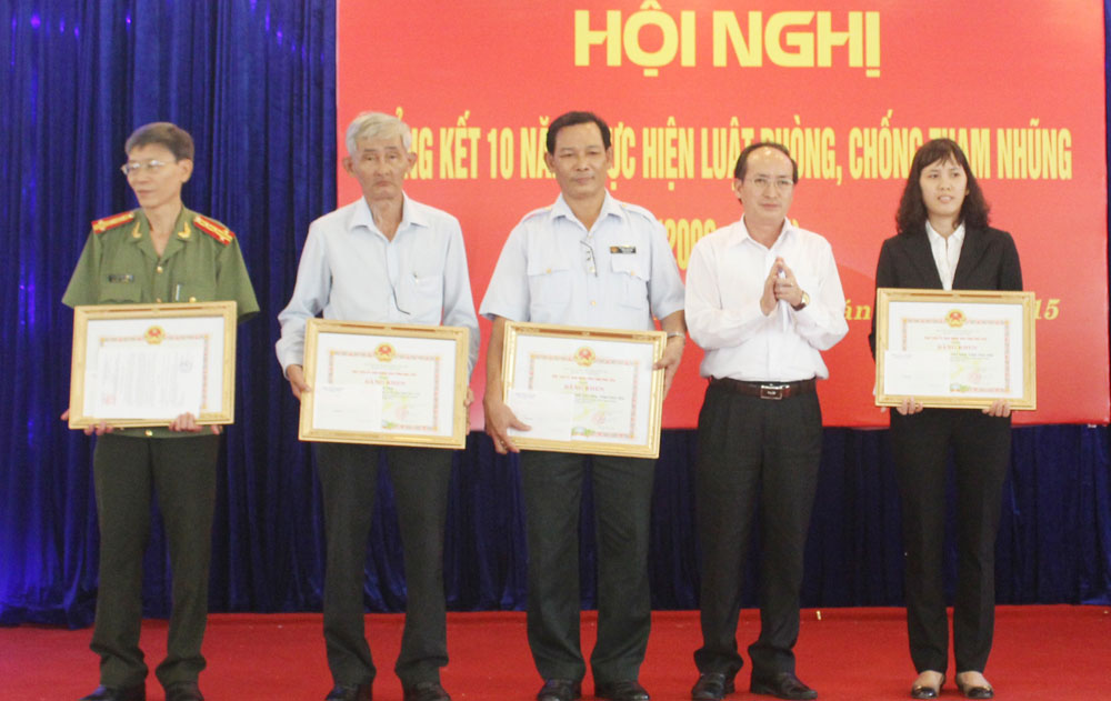 Đồng chí Phan Đình Phùng, Phó Chủ tịch UBND tỉnh tặng bằng khen cho các tập thể đạt thành tích xuất sắc trong công tác PCTN