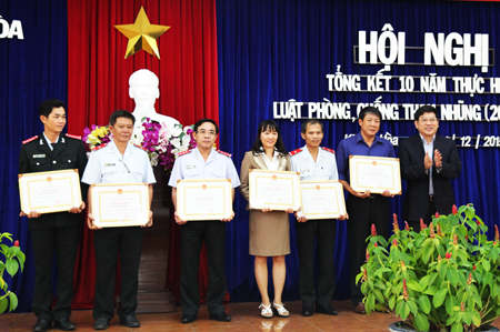 Các tập thể đạt thành tích xuất sắc trong thực hiện Luật phòng, chống tham nhũng được tặng thưởng