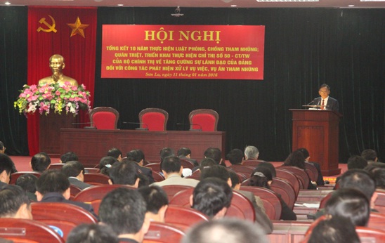 Đồng chí Hoàng Văn Chất, Bí thư Tỉnh ủy, Chủ tịch Hội đồng nhân dân tỉnh chủ trì Hội nghị