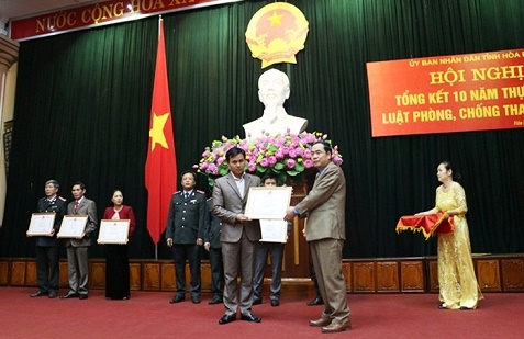 Đồng chí Nguyễn Văn Quang, Phó Bí thư Tỉnh ủy, Chủ tịch UBND tỉnh tặng Bằng khen cho các cá nhân có thành tích xuất sắc trong thực hiện Luật PCTN giai đoạn 2006 - 2015