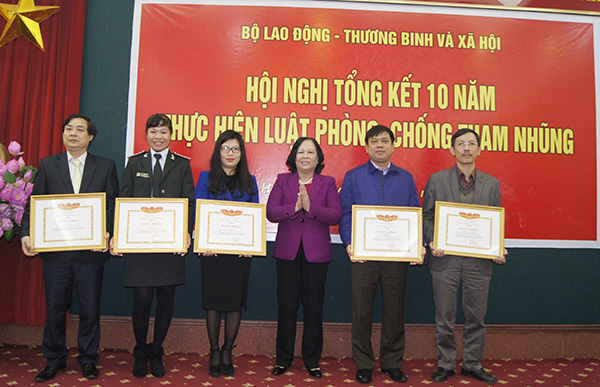 Đồng chí Phạm Thị Hải Chuyền, Bộ trưởng Lao động - Thương binh và Xã hội tặng Bằng khen cho các đơn vị có thành tích xuất sắc trong công tác phòng, chống tham nhũng tại Hội nghị tổng kết 10 năm thực hiện Luật PCTN