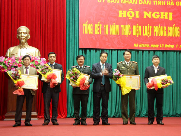 Đồng chí Nguyễn Văn Sơn, Chủ tịch Ủy ban nhân dân tỉnh tặng Bằng khen cho các tập thể, cá nhân có thành tích trong công tác phòng, chống tham nhũng