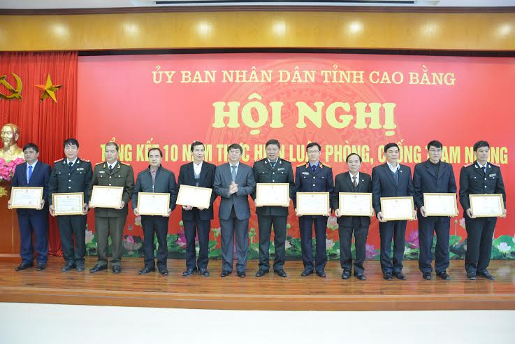 Đồng chí Hoàng Xuân Ánh, Phó Bí thư Tỉnh uỷ, Chủ tịch UBND tỉnh Cao Bằng trao Bằng khen cho các tập thể có thành tích thực hiện Luật phòng, chống tham nhũng 