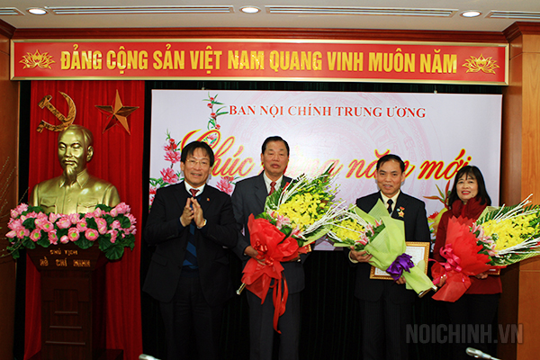 Đồng chí Phạm Anh Tuấn, Phó trưởng Ban Nội chính Trung ương trao tặng Kỷ niệm chương “ Vì sự nghiệp Nội chính Đảng” cho cán bộ hưu trí