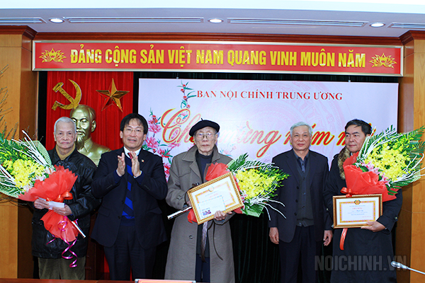 Đồng chí Phạm Anh Tuấn, Phó trưởng Ban Nội chính Trung ương chúc mừng cán bộ hưu trí có tuổi đời cao