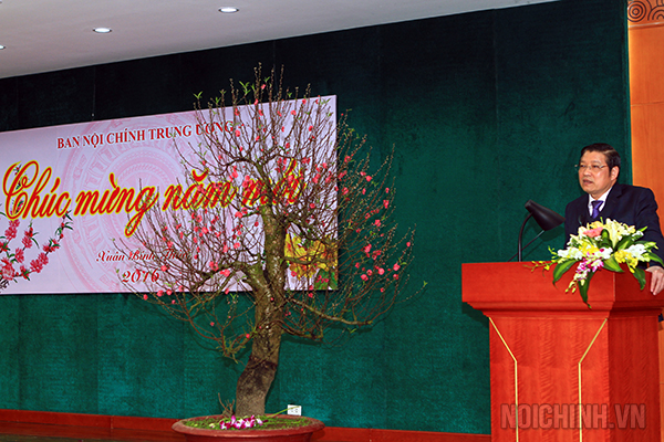 Đồng chí Phan Đình Trạc, Ủy viên Trung ương Đảng, Ủy viên Ban Chỉ đạo Trung ương về phòng, chống tham nhũng, Phó Trưởng ban Thường trực Ban Nội chính Trung ương trao Bằng khen của Thủ tướng Chính phủ cho các tập thể đạt thành tích trong công tác 