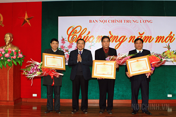 Đồng chí Phan Đình Trạc, Ủy viên Trung ương Đảng, Ủy viên Ban Chỉ đạo Trung ương về phòng, chống tham nhũng, Phó Trưởng ban Thường trực Ban Nội chính Trung ương trao Bằng khen của Thủ tướng Chính phủ cho các tập thể đạt thành tích trong công tác