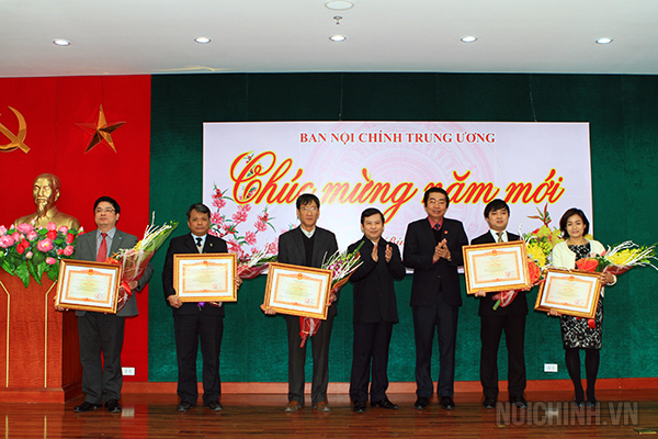 Các đồng chí Lê Minh Trí, Ủy viên Trung ương Đảng, Bí thư Đảng ủy cơ quan, Phó trưởng Ban; Võ Văn Dũng, Ủy viên Trung ương Đảng, Phó trưởng Ban trao Bằng khen của Thủ tướng Chính phủ cho các cá nhân đạt thành tích trong công tác 