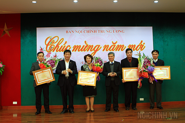 Các đồng chí Nguyễn Văn Thông, Phó trưởng Ban; Phạm Anh Tuấn, Phó trưởng Ban trao Bằng khen của Thủ tướng Chính phủ cho các cá nhân đạt thành tích trong công tác 