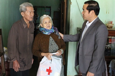 Đồng chí Nguyễn Thái Học, Ủy viên Ban Thường vụ, Trưởng Ban Nội chính Tỉnh ủy thăm hỏi, trao quà cho hộ gia đình chính sách tại thị trấn Chí Thạnh, huyện Tuy An