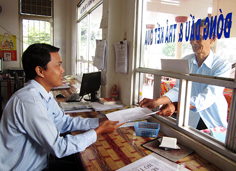 Cán bộ xã Trường Long A tiếp dân tại Bộ phận Tiếp nhận và trả kết quả