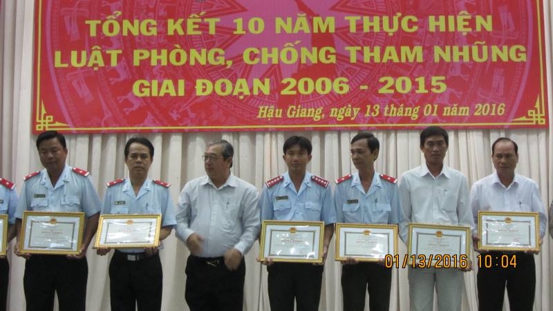 UBND tỉnh Hậu Giang tặng Bằng khen cho 27 tập thể, 55 cá nhân có thành tích xuất sắc trong công tác đấu tranh phòng, chống tham nhũng, giai đoạn 2006 – 2015