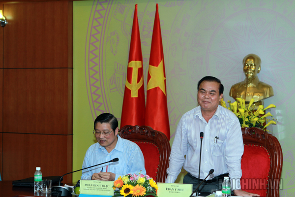 Đồng chí Êban Y Phu, Bí thư Tỉnh ủy phát biểu tiếp thu ý kiến của Đoàn công tác