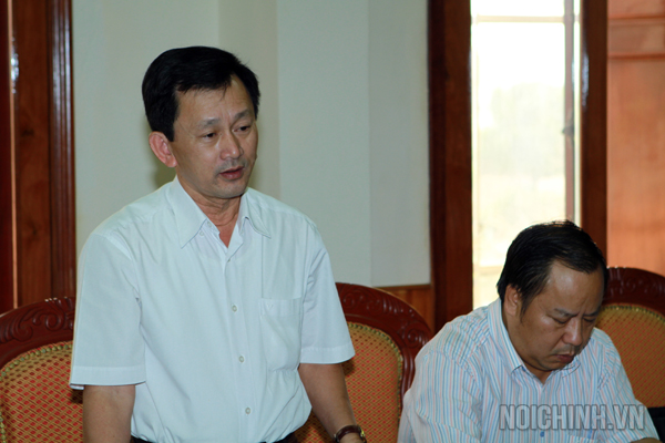 Đồng chí Dương Văn Trang, Uỷ viên Trung ương Đảng, Bí thư Tỉnh ủy, Chủ tịch HĐND tỉnh tiếp thu ý kiến của Đoàn công tác