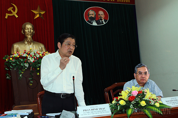 Đồng chí Phan Đình Trạc, Ủy viên Trung ương Đảng, Trưởng Ban Nội chính Trung ương phát biểu tại buổi làm việc