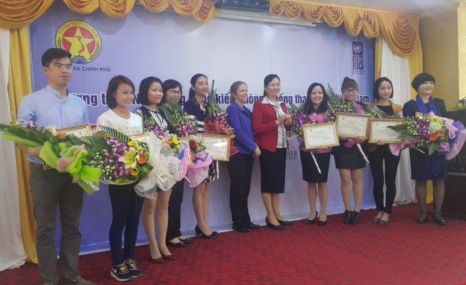 Đồng chí Lê Thị Thủy, Phó Tổng Thanh tra Chính phủ tặng hoa cho 10 đại diện của Đề án