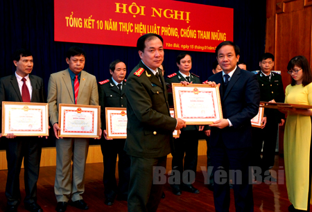 Đồng chí Tạ Văn Long, Phó Chủ tịch Thường trực Ủy ban nhân dân tỉnh Yên Bái trao Bằng khen cho các tập thể, cá nhân đạt thành tích xuất sắc sau 10 năm thực hiện Luật phòng, chống tham nhũng (Ảnh: Báo Yên Bái)