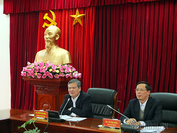 Đồng chí Nguyễn Văn Thông, Phó trưởng Ban Nội chính Trung ương (trái) phát biểu tại buổi làm việc