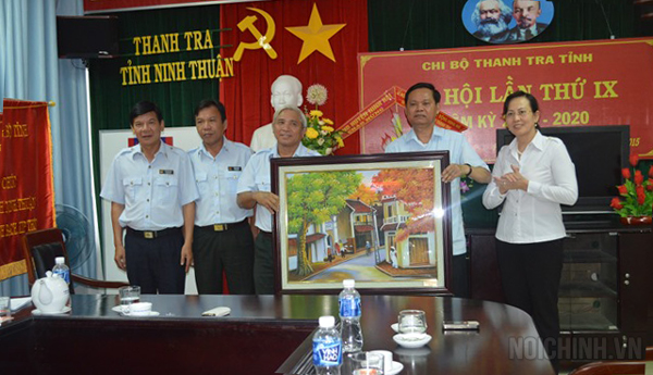 Lãnh đạo Thanh tra Chính phủ tặng quà lưu niệm cho Thanh tra tỉnh Ninh Thuận