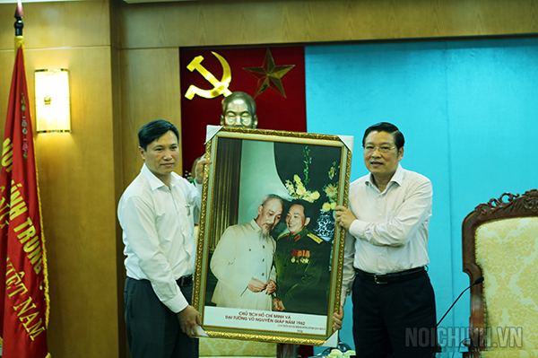 Đồng chí Đặng Bá Cường, Ủy viên Ban Thường vụ, Trưởng Ban Nội chính thành ủy Hải Phòng, đại diện các đồng chí trong đoàn tặng Ban Nội chính Trung ương bức hình Chủ tịch Hồ Chí Minh và Đại tướng Võ Nguyên Giáp chụp năm 1962