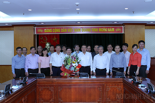 Lãnh đạo Ban Nội chính Trung ương và lãnh đạo các Vụ, đơn vị chức năng thuộc Ban chụp ảnh lưu niệm với đồng chí Lê Minh Trí