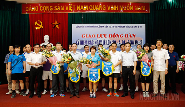 Các đội chụp ảnh lưu niệm với ban tổ chức