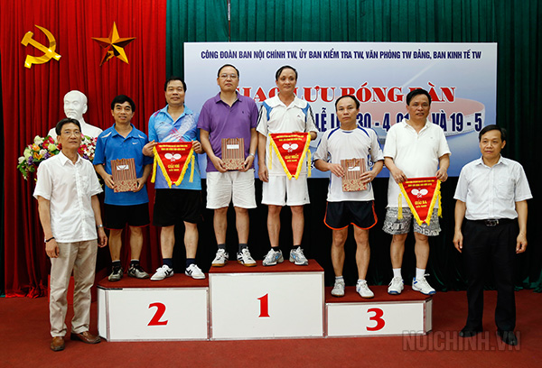 Ban Tổ chức trao giải Nhất, Nhì, Ba cho nội dung đôi Nam