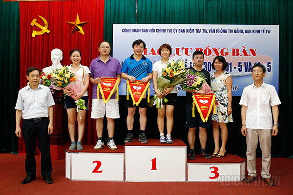 Ban Tổ chức trao giải Nhất, Nhì, Ba cho nội dung đôi Nam - Nữ