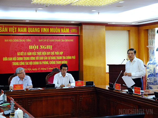 Đồng chí Phan Đình Trạc, Ủy viên Trung ương Đảng, Trưởng Ban Nội chính Trung ương phát biểu tại Hội nghị