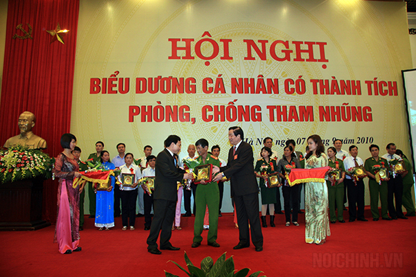 Hội nghị biểu dương cá nhân có thành tích chống chống tham nhũng (Ảnh Đặng Phước)