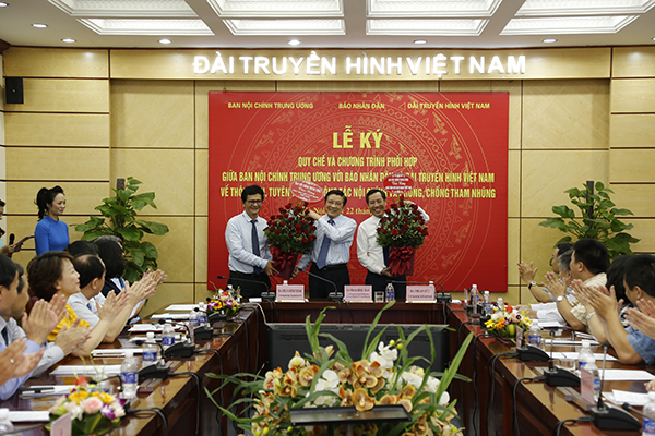 Đồng chí Phan Đình Trạc, Ủy viên Trung ương Đảng, Trưởng Ban Nội chính Trung ương, Phó Trưởng ban Thường trực Ban Chỉ đạo Trung ương về PCTN tặng hoa chúc mừng Báo Nhân Dân và Đài Truyền hình Việt Nam nhân kỷ niệm 91 năm Ngày Báo chí Cách mạng Việt Nam