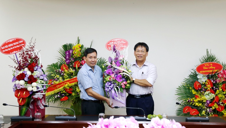 Đồng chí Phạm Anh Tuấn, Phó trưởng Ban Nội chính Trung ương tặng hoa chúc mừng (Ảnh: Đăng Linh)