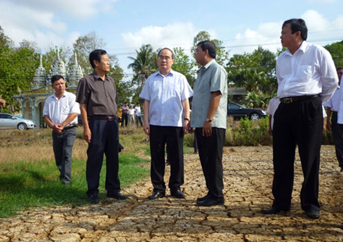 Đồng chí Nguyễn Thiện Nhân, Ủy viên Bộ Chính trị, Chủ tịch Ủy ban Trung ương Mặt trận Tổ quốc Việt Nam giám sát tình hình hạn mặn tại tỉnh Trà Vinh