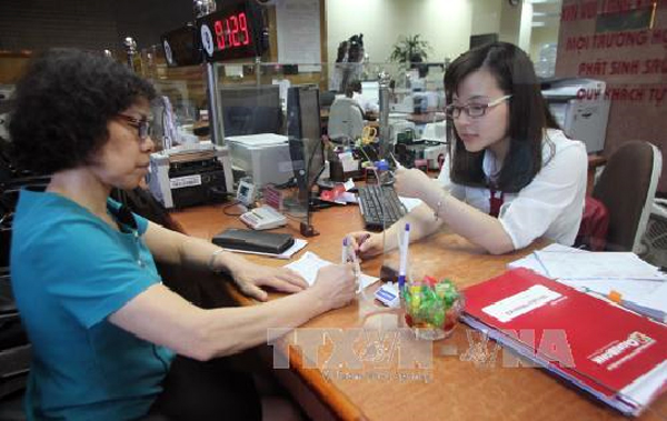 Khách hàng giao dịch tại Hội sở chính Agribank, số 2 Láng Hạ (Hà Nội)