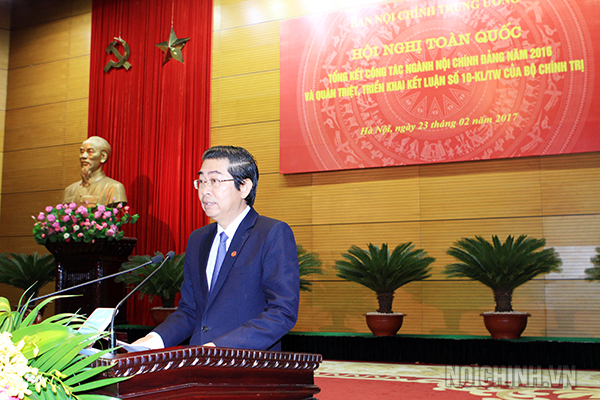 Đồng chí Võ Văn Dũng, Ủy viên Trung ương Đảng, Phó Trưởng ban Thường trực Ban Nội chính Trung ương trình bày dự thảo Báo cáo tại Hội nghị