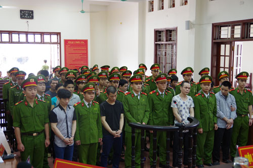 Tòa án nhân dân tỉnh Hoà Bình xét xử 23 bị cáo phạm tội mua bán trái phép 1.415 bánh Heroin; tàng trữ trái phép vũ khí quân dụng