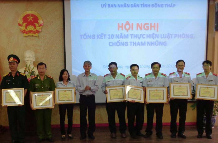 Lãnh đạo tỉnh Đồng Tháp khen thưởng các tập thể có thành tích xuất sắc trong công tác phòng, chống tham nhũng