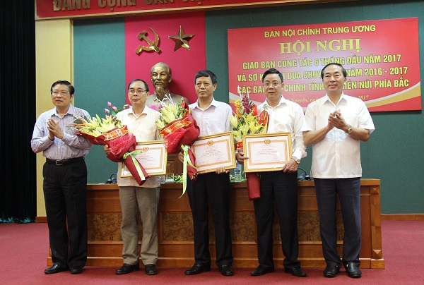 Đồng chí Phan Đình Trạc, Ủy viên Trung ương Đảng, Trưởng Ban Nội chính Trung ương và đồng chí Trần Quốc Tỏ, Ủy viên Trung ương Đảng, Bí thư Tỉnh ủy Thái Nguyên trao Bằng khen và tặng hoa chúc mừng Ban Nội chính Tỉnh ủy Thái Nguyên, Bắc Giang, Cao Bằng