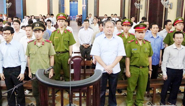 Bị cáo Phạm Công Danh (hàng đầu tiên, đứng thứ 3 từ bên phải qua) cùng các đồng phạm tại một phiên tòa sơ thẩm