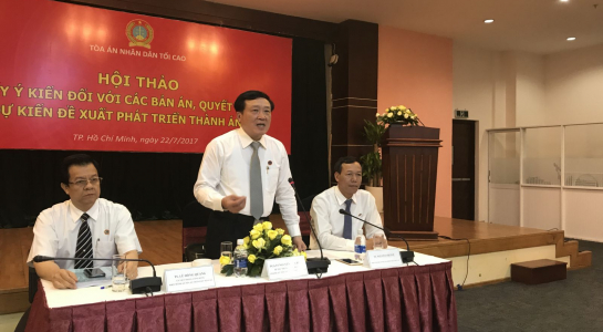 Đồng chí Nguyễn Hoà Bình, Bí thư Trung ương Đảng, Bí thư Ban cán sự Đảng, Chánh án Toà án nhân dân tối cao phát biểu tại Hội thảo