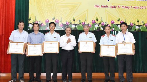Chủ tịch UBND tỉnh Bắc Ninh tặng Bằng khen cho các tập thể có thành tích trong thi hành Luật thanh tra