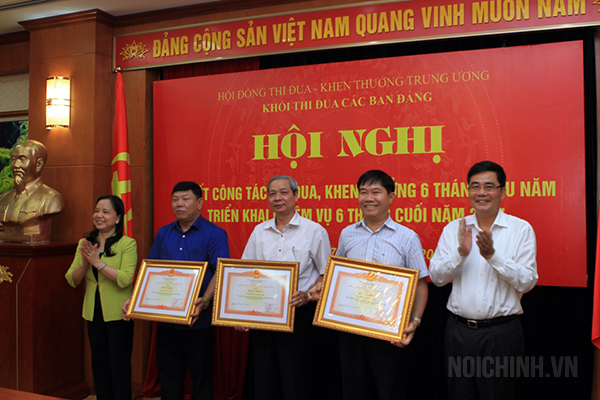 Các đồng chí: Cao Đức Phát, Ủy viên Trung ương Đảng, Phó Trưởng ban Thường trực Ban Kinh tế Trung ương;Trần Thị Hà, Thứ trưởng Bộ Nội vụ, Trưởng Ban Thi đua - khen thưởng Trung ương trao Bằng khen của Thủ tướng Chính phủ cho Văn phòng Trung ương Đảng, Ủy ban Kiểm tra Trung ương và Ban Dân vận Trung ương