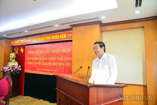 Đồng chí Võ Văn Dũng, Ủy viên Trung ương Đảng, Phó Trưởng ban Thường trực trình bày Báo cáo