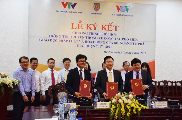 Các đồng chí Lãnh đạo Bộ Tư pháp, Đài Truyền hình Việt Nam, Đài Tiếng nói Việt Nam dự Lễ ký kết