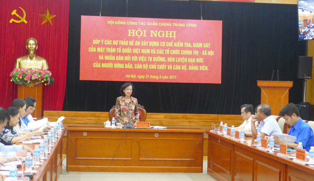 Đồng chí Trương Thị Mai, Ủy viên Bộ Chính trị, Bí thư Trung ương Đảng, Trưởng Ban Dân vận Trung ương, Chủ tịch Hội đồng Công tác quần chúng Trung ương phát biểu tại Hội nghị