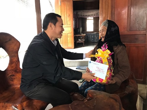 Đồng chí Nguyễn Thái Học, Trưởng Ban Nội chính Tỉnh ủy đến thăm, chúc Tết đồng chí Nguyễn Thị Đức, cán bộ hưu trí, 69 năm tuổi Đảng ở thị trấn Hai Riêng, huyện Sông Hinh