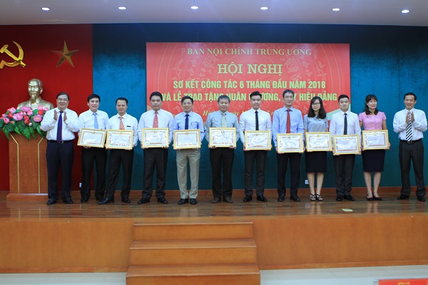 Các đồng chí: Phạm Gia Túc, Nguyễn Thái Học, Phó trưởng Ban Nội chính Trung ương trao tặng trao Bằng khen của Trưởng Ban Nội chính Trung ương cho 10 cá nhân có thành tích trong đợt thi đua Kỷ niệm 70 năm Bác Hồ ra Lời kêu gọi thi đua ái quốc (Ảnh: Tạ Anh Hưng)